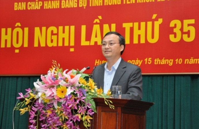 4. Ông Đỗ Tiến Sỹ - Tân Bí thư Tỉnh ủy Hưng Yên Ngày 15/10, Ban Chấp hành Đảng bộ tỉnh Hưng Yên khóa XVII đã tổ chức hội nghị lần thứ 35, công bố kết quả kiện toàn một số chức danh chủ chốt nhiệm kỳ 2010-2015. Theo đó, ông Đỗ Tiến Sỹ, Phó Bí thư Thường trực Tỉnh ủy được tín nhiệm bầu giữ chức Bí thư Tỉnh ủy Hưng Yên khóa XVII nhiệm kỳ 2010-2015. Ông Đỗ Tiến Sỹ sinh năm 1965. Ông Sỹ từng giữ các chức vụ: Chủ tịch UBND huyện Văn Lâm (Hưng Yên), Bí thư Huyện ủy Văn Lâm, Phó Ban Tổ chức Tỉnh ủy, Trưởng Ban Dân vận Tỉnh ủy Hưng Yên, Phó Bí thư Thường trực Tỉnh ủy Hưng Yên.