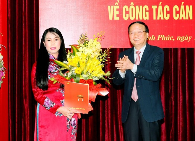 20. Bà Hoàng Thị Thúy Lan - Tân Bí thư Tỉnh ủy Vĩnh Phúc Ngày 14/3, bà Hoàng Thị Thúy Lan được trao trao quyết định của Bộ Chính trị phân công giữ chức Bí thư Tỉnh ủy Vĩnh Phúc nhiệm kỳ 2010-2015. Bà Lan sinh năm 1966, trình độ chuyên môn: Thạc sĩ Luật, Đại học Khoa học Xã hội và Nhân văn. Trình độ chính trị Cao cấp. Trước khi được bầu giữ chức Bí thư Tỉnh ủy, bà Hoàng Thị Thúy Lan đã từng kinh qua các vị trí như: Phó Bí thư Tỉnh ủy, Trưởng Ban Tổ chức Tỉnh ủy, Chủ nhiệm Ủy ban Kiểm tra Tỉnh ủy, Trưởng ban Dân vận Tỉnh ủy, Chủ tịch Liên đoàn Lao động tỉnh Vĩnh Phúc, Bí thư Tỉnh đoàn Vĩnh Phúc.