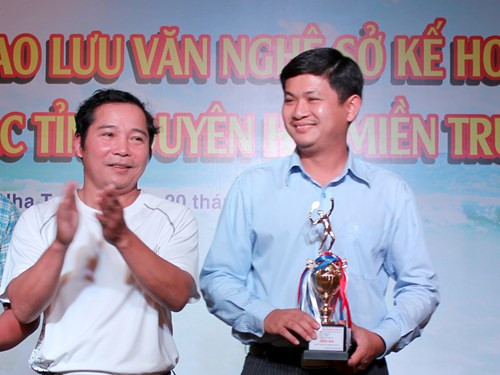 Ông Bảo (SN 1985) tốt nghiệp loại giỏi chuyên ngành Tài chính tín dụng tại Trường Đại học Kinh tế Đà Nẵng và hoàn thành chương trình Thạc sỹ chuyên ngành Quản trị tài chính và chiến lược tại Trường Claremont Graduate University (Hoa Kỳ). Từ năm 2012-2014, ông Bảo giữ chức phó rồi trưởng phòng xúc tiến đầu tư ban quản lý Khu kinh tế mở Chu Lai. Tháng 2/2014, ông Bảo được bổ nhiệm làm phó chủ tịch UBND huyện Thăng Bình. Tháng 4/2015, ông Bảo được điều động về làm phó giám đốc Sở Kế hoạch và Đầu tư, đến tháng 9/2015 được bổ nhiệm làm giám đốc sở này.