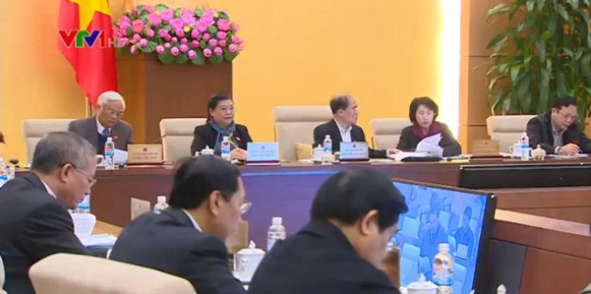 10. Bế mạc phiên họp 44 Ủy ban Thường vụ Quốc hội Sau ba ngày làm việc, sáng 16/1, dưới sự chủ trì của Chủ tịch Quốc hội Nguyễn Sinh Hùng, phiên họp 44 Ủy ban Thường vụ Quốc hội đã bế mạc. Trước đó, với 100% tán thành, Ủy ban Thường vụ Quốc hội đã thông qua Nghị quyết quy định chi tiết, hướng dẫn thi hành một số điều của Luật bầu cử đại biểu Quốc hội và đại biểu Hội đồng nhân dân.