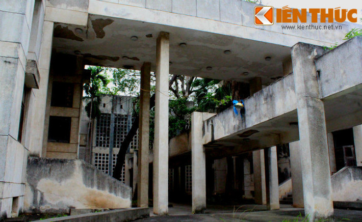 Được biết, tòa nhà hoang "lạnh lẽo" này được xây dựng vào năm 1982, do một Đại sứ quán nước ngoài tại Hà Nội sử dụng và quản lý trên cơ sở hiệp định ký kết ngày 14/12/1982.