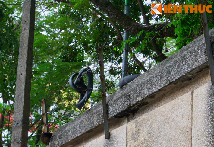 Thế nhưng, tất cả những câu chuyện đồn thổi, phủ bóng đen bí ẩn lên căn nhà 300 Kim Mã suốt hàng chục năm qua, đều đã bị phản bác trong các cuộc hành trình khi tìm kiếm sự thật về ngôi nhà này.
