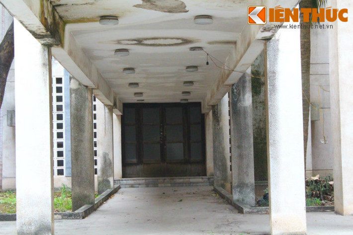 Những bức tường xi măng lạnh lẽo, loang lổ... như một dấu lặng xám xịt giữa ngã ba Vạn Bảo – Kim Mã tấp nập người xe qua lại.
