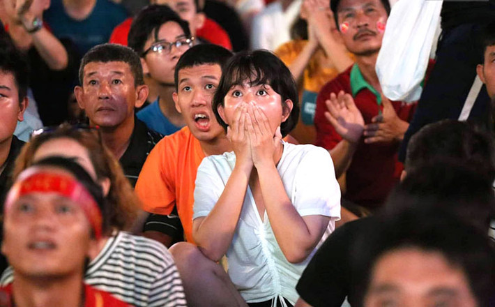 Ngay khi tuyển Việt Nam có pha ghi bàn ngay phút cuối cùng của trận đấu và giành chiến thắng, phố đi bộ Nguyễn Huệ ở trung tâm Sài Gòn vỡ òa tiếng reo hò mừng vui của hàng vạn CĐV.