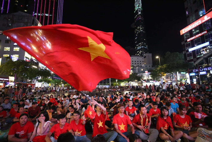Để cổ vũ cho thầy trò HLV Park Hang-seo chạm trán Thái Lan trong khuôn khổ King's Cup 2019, hàng vạn cổ động viên Việt Nam với áo đỏ sao vàng cùng băng rôn, khẩu hiệu... đã có một đêm "cháy" hết mình với trận cầu đầy kịch tính.