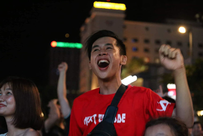 Ai nấy đều vui mừng, khen ngợi thành tích của các cầu thủ ...