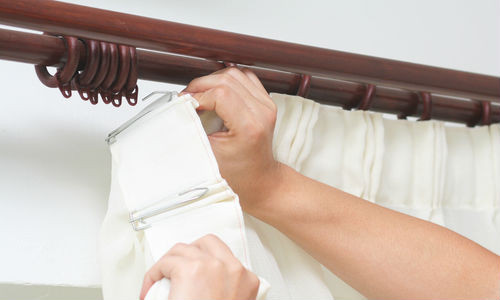 Để làm sạch rèm cửa bị ố vàng, bạn có thể ngâm rèm cửa trong nước ấm, một ít xà phòng và một ít bột lúa mì ít nhất 1 ngày. Sau đó, bạn giặt lại, rèm cửa sẽ sáng trắng như mới.