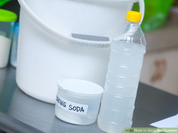 Ngoài ra, có thể dùng baking soda chà lên vết ố vàng, rèm cửa trắng sáng như lúc ban đầu.