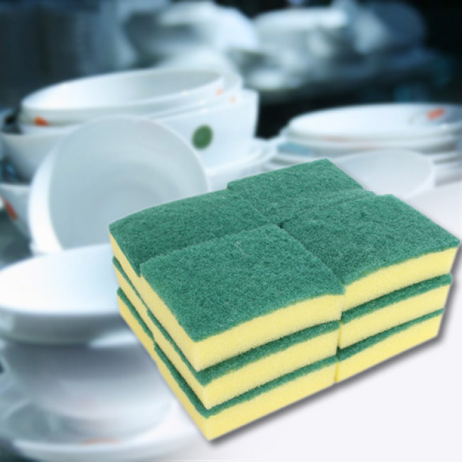 Một gợi ý hay với rèm vải là dùng miếng bọt biển ấm ướt thấm nước rửa bát rồi chà lên vết bẩn.