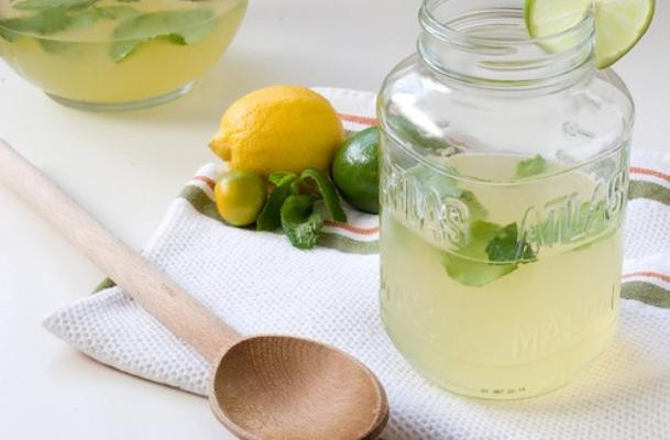 Một gợi ý khác cũng rất hữu ích trong việc làm sạch rèm cửa là sử dụng hỗn hợp: giấm, nước cốt chanh, banking soda.