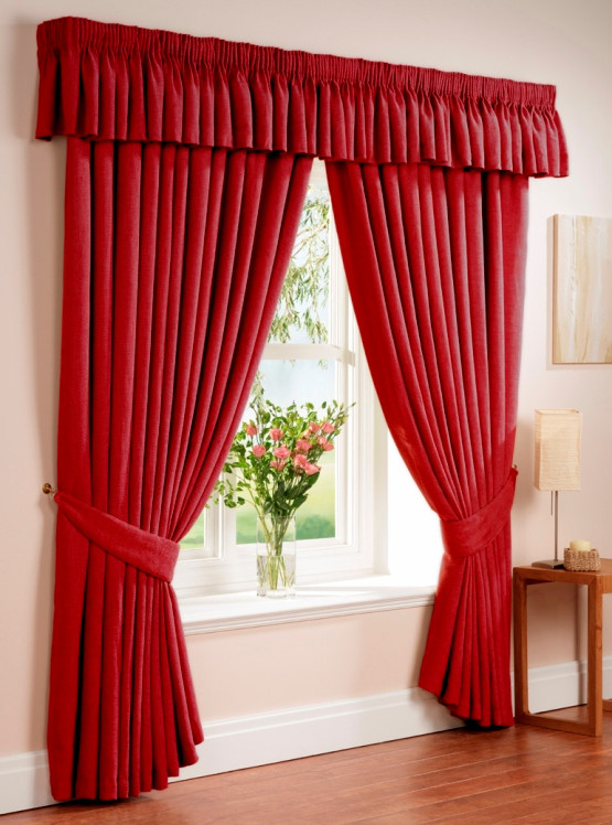 Với những rèm bằng nhung, bạn nên phủi bụi khô trước khi dùng miếng vải nhỏ lau sạch lần nữa.