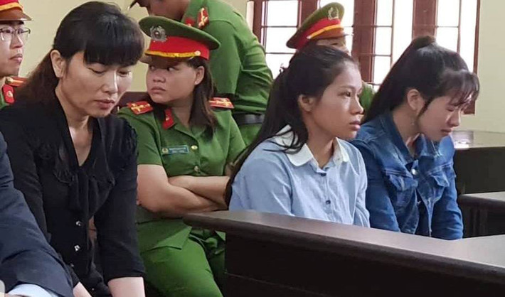 Đứng trước phiên tòa, bị cáo Linh (chủ cơ sở, áo đen) không giữ được bình tĩnh khi liên tục bật khóc nức nở, nhìn về phía những người nhà của các bé trong phòng xử.