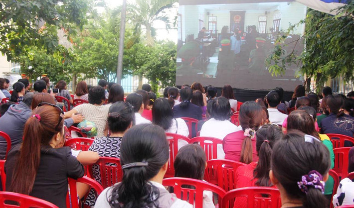 Sáng nay 25/7, phiên tòa sơ thẩm xét xử 3 bảo mẫu Mầm Xanh hành hạ 24 trẻ em đã diễn ra tại TAND quận 12, TPHCM. Ngay từ sáng sớm, rất đông người dân quan tâm đến vụ án đã đến tham dự phiên tòa.