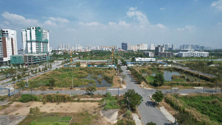 Đáng chú ý, lô đất 3-12 có diện tích 10.059m2 có giá khởi điểm 2.942 tỷ đồng. Trải qua 70 lượt trả giá, Công ty TNHH Đầu tư Bất động sản Ngôi Sao Việt đã trả giá cao nhất với mức 24.500 tỷ đồng để có quyền sử dụng lô đất này, cao gấp 8,3 lần giá khởi điểm. Tính ra mỗi mét vuông tại lô đất này được doanh nghiệp trả giá 2,4 tỷ đồng.