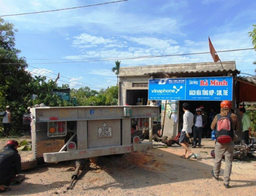 12. Xe rơ-moóc đâm vào ki-ốt, 2 người bị thương nặng Khoảng 14h30 ngày 21/5, trên QL1A đoạn qua thị trấn huyện Thạch Hà (Hà Tĩnh), xe đầu kéo BKS 38C – 049.69, rơ-moóc BKS 38R-0291 do tài xế Nguyễn Sỹ Huỳnh (trú tại xã Phù Việt, huyện Thạch Hà, Hà Tĩnh) điều khiển, đang đi trên QL1A theo hướng Nam–Bắc đã bất ngờ đâm liên hoàn vào 2 ki-ốt bán hàng tạp hóa bên đường khiến 2 người bị thương nặng.