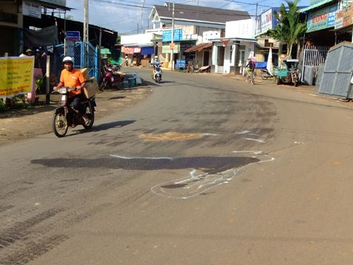 10. Xe ben tông chết người rồi bỏ chạy Khoảng 2h sáng 21/5, trên đường Hàm Nghi đoạn tại khúc cua “tử thần” thuộc ấp Ruộng Hời, xã Bảo Vinh, TX.Long Khánh (Đồng Nai), xe ben chở cát biển số 60N-3059 do tài xế Trần Minh Tuyên (35 tuổi) điều khiển đã va chạm xe máy biển số 60B6-27.892, do Nguyễn Cảnh Hợi (19 tuổi) điều khiển chở Nguyễn Huy (16 tuổi). Hậu quả, vụ tai nạn khiến anh Hợi tử vong, anh Huy bị thương nặng.