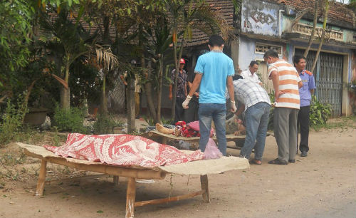 8. Đâm chết 2 mẹ con đi thể dục, tài xế lái xe bỏ chạy Khoảng 4h25 ngày 20/5, trên tuyến quốc lộ 1A đoạn qua địa phận xã Cát Tân, huyện Phù cát (tỉnh Bình Định), 2 mẹ con bà Lê Thị Huế (45 tuổi) và Nguyễn Lê Phương Vi (15 tuổi, đều trú thôn Kiều An, Cát Tân, Phù Cát) đang đến điểm tập thể dục thì bất ngờ bị một xe ô tô lưu thông hướng Bắc - Nam tông mạnh. Hậu quả, 2 mẹ con bà Huế tử vong tại chỗ, tài xe điều khiển xe ô tô bỏ chạy biệt tích.