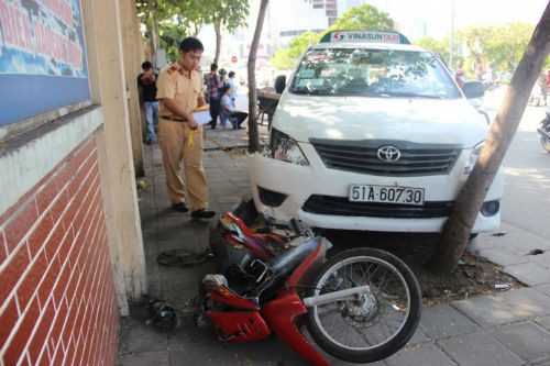 7. Đổ dốc cầu, taxi "đại chiến" xe máy và ba gác Khoảng 14h20 ngày 19/5, một taxi 7 chỗ vừa xuống dốc cầu Khánh Hội hướng từ quận 1 về quận 4 TP HCM thì đâm vào xe máy tay ga BKS: 53Z2 – 1285 do một cô gái chạy cùng chiều phía trước, rồi lao qua phải đâm vào một xe máy BKS: 63B2 – 113.16 do một người đàn ông điều khiển và quẹt trúng một xe ba gác bán trái cây bên đường, sau đó lao lên vỉa hè đâm vào cây. Vụ tai nạn khiến 2 người điều khiển xe máy bị thương nặng, tài xế xe taxi gục đầu vào vô lăng bất tỉnh và tử vong sau khi được đưa đi cấp cứu.