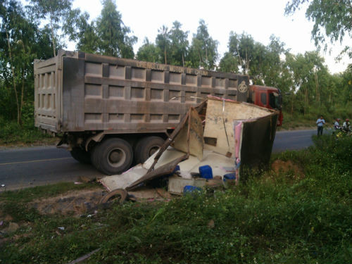 3. Xe “hổ vồ” phóng nhanh, đâm nát xe quân đội Khoảng 17h ngày 18/5, tại km 1011 đường Hồ Chí Minh (qua địa phận thôn Phúc Sơn, xã Vạn Ninh, Quảng Ninh, Quảng Bình) chiếc xe tải mang biển kiểm soát quân đội VT-15-21 dừng bên đường thì bị xe Howo mang biển kiểm soát 73C-023.50 của công ty Hòa Phát đi với tốc độ cao chồm lên. Rất may không xảy ra thương vong.