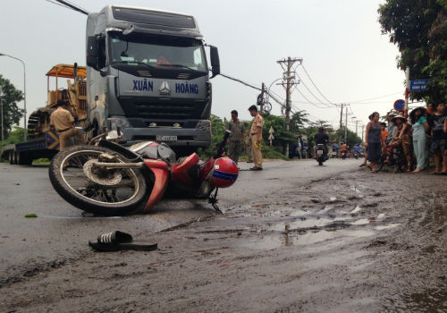 13. Va chạm với xe đầu kéo người đàn ông nhập viện khẩn Khoảng 14h30 ngày 22/5, xe đầu kéo mang BKS: 51C – 440.02 đang chạy trên đường Vành Đai hướng ra Nguyễn Xiển bất ngờ va chạm với xe máy mang BKS: 17L4 – 5498 do 1 người đàn ông (khoảng 30 tuổi) điều khiển, chạy hướng QL 1 về ngã tư Thủ Đức. Cú va chạm mạnh khiến nạn nhân ngã văng xuống đường, bất tỉnh tại chỗ.