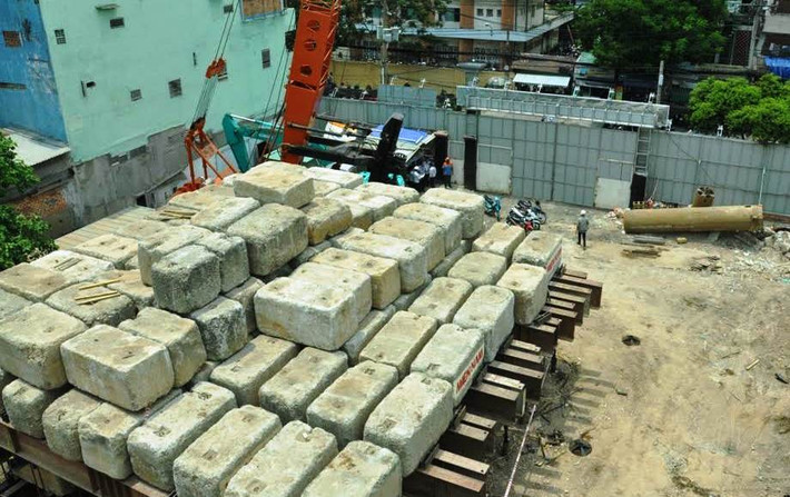 Được biết sau khi sự cố xảy ra, theo ghi nhận của Kiến Thức, chủ đầu tư công trình đã có thông cáo gởi đến báo chí để thông tin vụ việc. Tuy nhiên tên của chủ đầu tư gởi thông cáo lại là Công ty Cổ phần Đầu tư TIE EXIM do Tổng giám đốc Đào Văn Nam ký. Điều này khác hoàn toàn với thông tin trên bảng công trình cũng như tại lễ động thổ vào tháng 3/2016 mà thời điểm đó Tổng giám đốc là ông Lý Văn Nghĩa? PV đã liên hệ với đại diện của chủ đầu tư để hỏi về vấn đề này nhưng chưa nhận được câu trả lời.