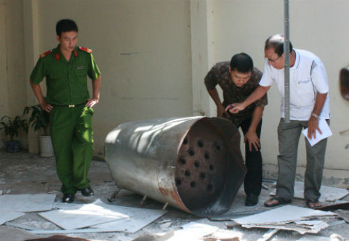 2. Nồi hơi nổ văng xa 50 mét, một Việt kiều thiệt mạng Sáng 27/7/2013, tại cơ sở sản xuất bánh tráng của ông Phạm Văn Thắng (42 tuổi) số 176 A, khu phố 1, phường Trảng Dài, Biên Hoà, Đồng Nai, một chiếc nồi hơi nặng hơn 100 kg phát nổ, bắn lên trời bay qua ít nhất 7 căn nhà rồi rơi xuống quán karaoke khiến một Việt kiều tử vong.