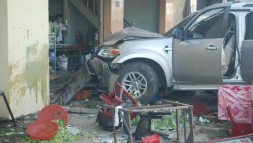 1. Ngồi ăn sáng cũng bị thiệt mạng Khoảng 6h sáng 21/7/2012, xe Ford Everest 7 chỗ lao thẳng vào quán ăn nằm đối diện ga Núi Thành tại khối, thị trấn Núi Thành (đối diện ga Núi Thành, Quảng Nam) khiến 7 người trong một gia đình 8 người đang ngồi ăn sáng bị tử vong. Trong đó, có 6 em nhỏ từ 10 đến 13 tuổi. Nguyên nhân được xác định là do tài xế ngủ gật.