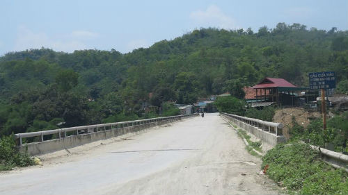 Khu vực Cửa Rào, huyện Tương Dương, Nghệ An nơi có nền nhiệt cao nhất tại khu vực ba nước Đông Dương, được ví như "chảo lửa", nắng gắt làm cuộc sống của bà con bị đảo lộn hoàn toàn.