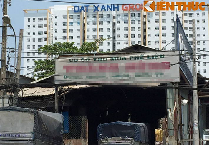 Một điểm thu mua phế liệu trên QL13 khá lớn khi xe tải chở hàng ra vào tấp nập suốt ngày. Cách cơ sở này không xa là khu căn hộ có hàng nghìn người dân sinh sống.