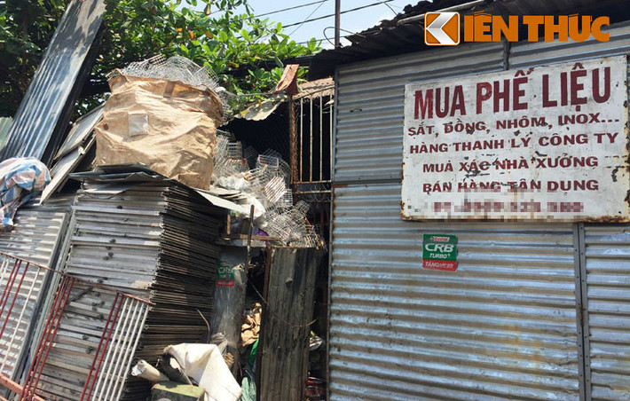 Điểm thu mua phế liệu nằm ven QL13, đoạn qua địa bàn phường Hiệp Bình Phước, quận Thủ Đức dựng hàng loạt tấm tôn, sắt thép sát đường dây điện. Nguy cơ chập điện gây tai nạn chết người và cháy nổ có thể xảy ra bất cứ lúc nào và điều đáng nói là nơi này chỉ cách điểm trường tiểu học vài trăm mét.