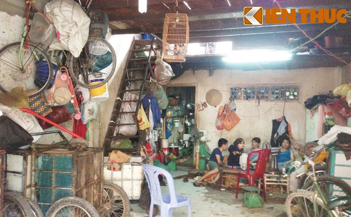 Ngoài những điểm thu mua phế liệu tập kết hàng khiến người dân hoang mang lo sợ, người dân đi thu mua phế liệu đã đem hàng về chất đầy trong nhà trọ của mình khiến nguy cơ về cháy, nổ giữa KDC vô cùng báo động, nhất là thời điểm miền Nam đang vào mùa khô, nắng hạn gay gắt.