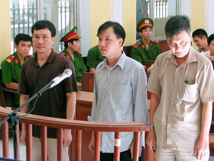 6. Xét xử vụ công an dùng nhục hình tại Sóc Trăng Sau 2 lần tạm hoãn, sáng 1/10, TAND tỉnh Sóc Trăng quyết định đưa ra xét xử vụ án dùng nhục hình dẫn đến 7 thanh niên bị oan sai trong vụ án tài xế xe ôm Lý Văn Dũng (ngụ huyện Trần Đề, tỉnh Sóc Trăng) bị sát hại vào tháng 7/2013. Có 3 bị cáo gồm: Nguyễn Hoàng Quân, nguyên thiếu tá, Đội trưởng Đội Hướng dẫn, điều tra án xâm phạm nhân thân, Phòng CSĐT tội phạm về trật tự xã hội (PC45) Công an tỉnh Sóc Trăng; Triệu Tuấn Hưng, nguyên đại úy, Phó đội trưởng Đội Hướng dẫn, điều tra án xâm phạm nhân thân, cùng bị truy tố về tội dùng nhục hình và Phạm Văn Núi, nguyên kiểm sát viên Viện KSND tỉnh Sóc Trăng, bị truy tố về tội thiếu trách nhiệm gây hậu quả nghiêm trọng. Và 3 bị hại trong vụ án là anh Trần Văn Đở, Thạch Sô Phách và Khâu Sóc (cùng ngụ H.Trần Đề).