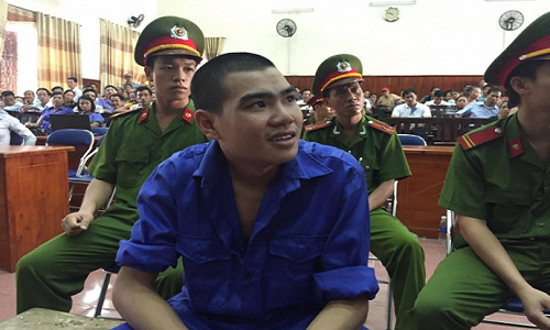 3. Tuyên án tử hình kẻ giết 4 người ở Nghệ An Sáng nay (30/9), TAND tỉnh Nghệ An đã xét xử lưu động vụ giết 4 người ở Nghệ An, tuyên phạt bị cáo Vi Văn Hai (tên gọi khác là Vi Văn Mằn, 20 tuổi, ngụ bản Phồng, xã Tam Hợp, huyện Tương Dương, Nghệ An) tử hình về tội “giết người”. Buộc bị cáo có trách nhiệm bồi thường cho ông Lô Văn Bình 78,5 triệu đồng, trợ cấp cho ông Bình mỗi tháng 1 triệu đồng đến khi ông Bình mất. Bồi thường cho ông Lê Văn Toán 105.400.000 triệu đồng và trợ cấp nuôi cháu Lê Thị Tâm Như (con gái chị Yến) 1 triệu đồng/1 tháng đến tuổi trưởng thành.