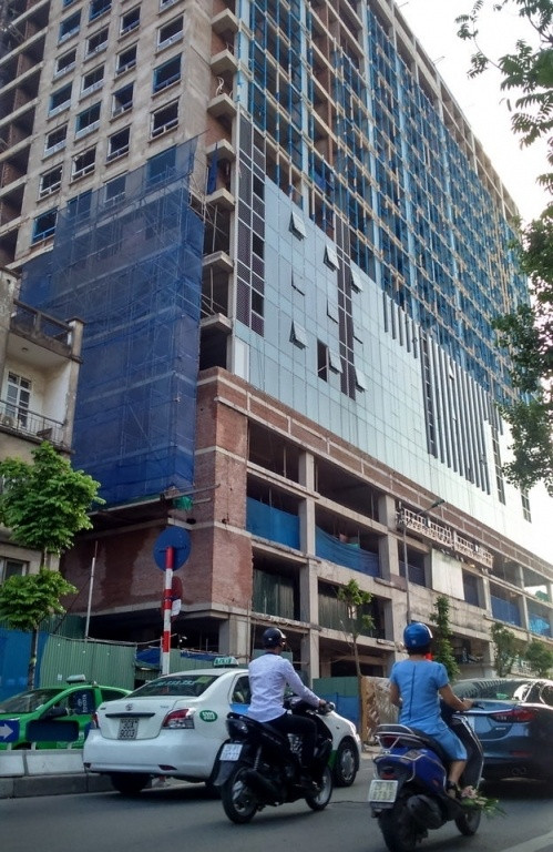 8. Cao ốc cạnh quảng trường Ba Đình đã xây vượt phép 16m Theo báo cáo của UBND TP Hà Nội liên quan công trình cao ốc 8B Lê Trực, chủ đầu tư đã 8 lần bị cơ quan chức năng xử phạt và thực tế hiện tại có hàng loạt sai phạm trong quá trình xây dựng. Cụ thể, chiều cao công trình là 69m, trong khi giấy phép được cấp là 53m, vượt phép 16m (tương đương với 5 tầng). Công trình đã xây khoảng 36.000m2 (diện tích cho phép trong giấy phép là 30.000m2) làm tăng diện tích xây dựng hơn 6.000m2; không xây dựng giật cấp công trình… Với những sai phạm này, lãnh đạo thành phố Hà Nội cam kết sẽ xem xét xử lý trách nhiệm các tổ chức và cá nhân có liên quan để xảy ra vi phạm trong trật tự xây dựng.