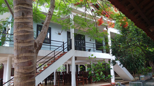Với quy mô hơn 20 phòng nghỉ cùng khuôn viên khá rộng với các công trình như vườn hoa, nhà ăn, nhà chờ... Bánh Sữa được đầu tư giống một khu nghỉ dưỡng cao cấp. Công trình đầu tiên khi bước chân lên đảo là khu nhà chờ và nhà lễ tân được trang trí trên một tấm gỗ ghi rõ là “RECEPTION” kèo theo số điện thoại liên hệ. Ảnh: NLĐ.