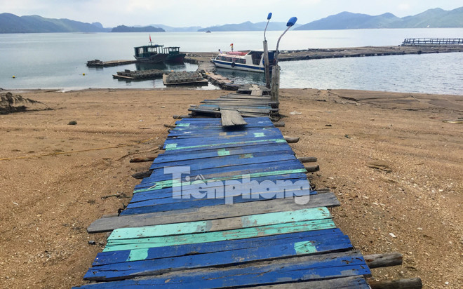 Tại khu vực phía Tây đảo Thẻ Vàng, ông Tô Văn Chương đang quản lý, sử dụng gần 180 ha, trên đó có nhiều công trình xây dựng trái phép như bến cập tàu, 2 nhà tầng, một miếu thờ, một số nhà cấp 4… từ năm 2009. Tại đây cũng có công trình xây dựng vi phạm thuộc Công ty CP Ngọc Long. Ảnh: Tiền phong.