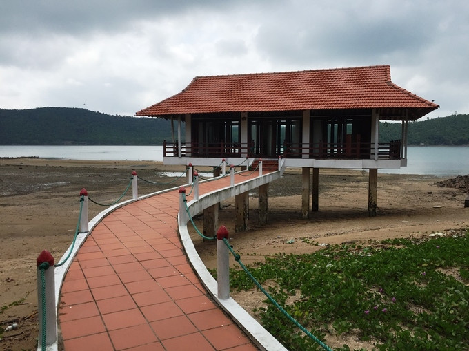 Năm 2008, Công ty CP Hoàng Trường tiếp quản khu đất rộng hơn 120 ha để trồng rừng. Đến năm 2006, công ty này đã phá một nhà cũ và xây dựng mới. Dù được cơ quan chức năng địa phương yêu cầu tháo dỡ công trình nhưng đến nay, đơn vị này vẫn phớt lờ. Ảnh: Internet.