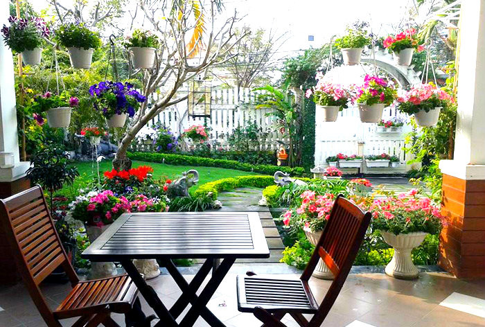 Trên sân thượng rộng 80m2 là nơi vườn rau được lắp đặt. Tuy nhiên, 20m2 dành để lắp ghế ngồi, lắp xích đu cho cô chủ thư thả ngắm vườn. 60 m2 còn lại được thiết kế trồng rau sạch. Ảnh: Vietnamnet.