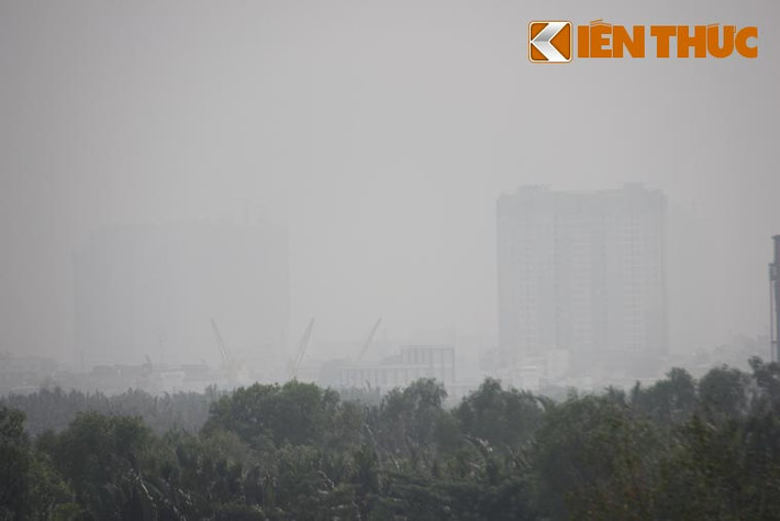 Theo nhiều người dân thì đây được xem là hiện tượng thời tiết khá lạ vì giữa trưa nắng nóng ít khi xuất hiện sương mù.