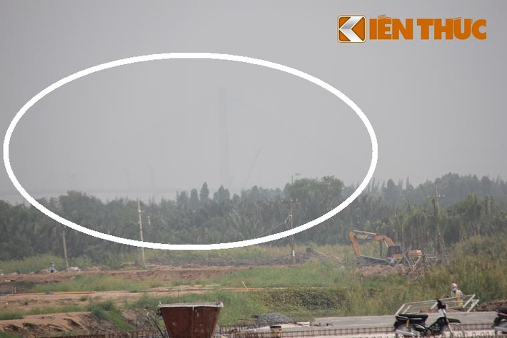 Cầu Phú Mỹ (trong vòng tròn trắng) vốn rất cao và đứng từ quận 2 nhìn thấy rất rõ nhưng trưa nay bỗng "biến mất" dưới lớp sương mù.