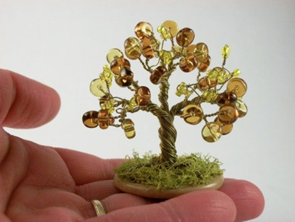 Những viên đá quý tự nhiên kết hợp thân cây làm bằng thép uốn thế bonsai mini nghệ thuật tuyệt đẹp. Ảnh: TinyBook.