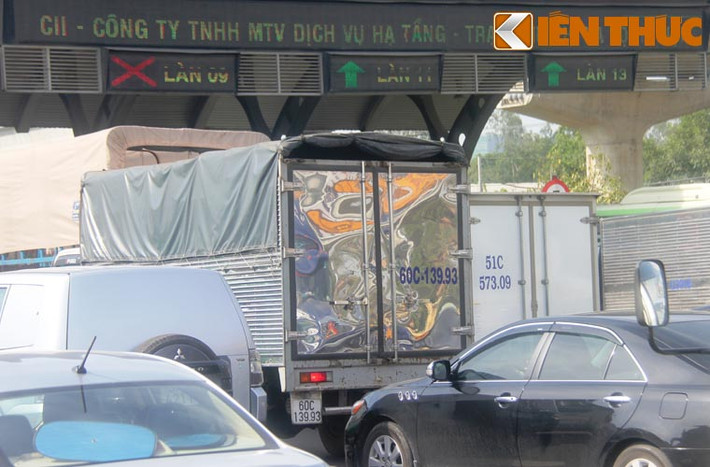 Tình trạng kẹt xe kéo dài hàng km đến tận trạm thu phí XLHN.