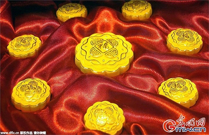 Bánh thu bằng vàng hút giới thượng lưu Trung Quốc mua sắm nhằm mục đích trưng bày.