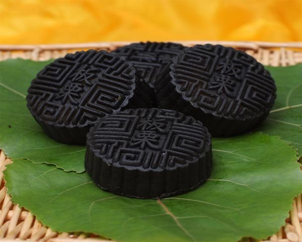 Màu bánh đen xì là do được chế biến từ bột than tre của người Trung Quốc. Người ta cho rằng chiếc bánh trung thu này có khả năng hút độc tố bên trong cơ thể.