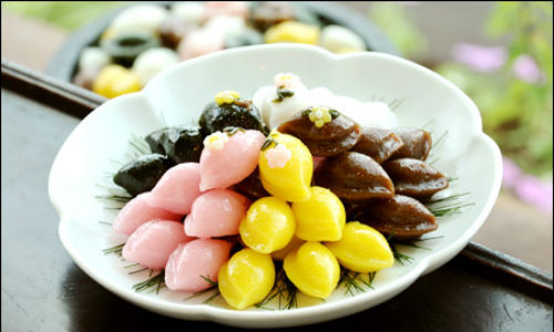 Bánh trung thu của Hàn Quốc có hình vầng trăng khuyết, với tên gọi Songpyeon. Bánh được làm từ bột gạo nếp, nhân mè, mật ong, hoặc đậu đỏ.