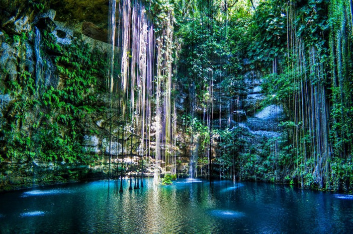 Nằm trên bán đảo Yucatan, Mexico, hồ Cenote Sagrado là sản phẩm của quá trình kiến tạo địa chất kéo dài tới hàng triệu năm. Nó được coi là một nơi vô cùng linh thiêng đối với người Maya.