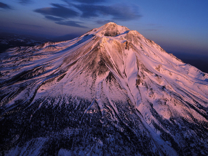 Núi Shasta nằm trong dãy Cascade ở miền Bắc California, Mỹ. Đây là nơi huyền thoại và bí ẩn từng được biết đến trong lịch sử.