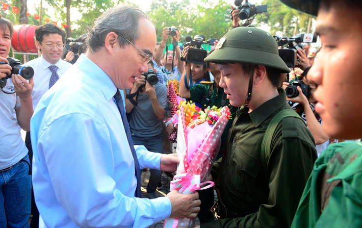 Hàng trăm thanh niên TP HCM trúng tuyển nghĩa vụ quân sự năm 2018 vô cùng phấn khởi, vinh dự khi được Bí thư Thành ủy TP HCM Nguyễn Thiện Nhân, Tư lệnh Quân khu 7 Võ Minh Lương, Chủ tịch UBND TP HCM Nguyễn Thành Phong...