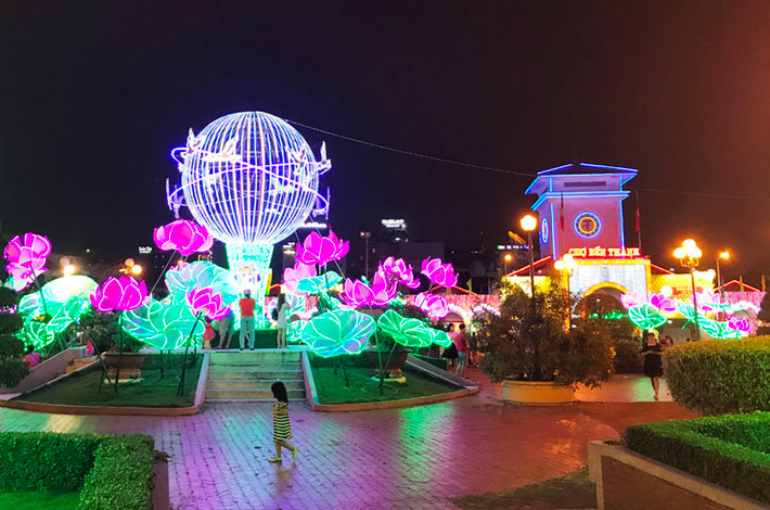  Vòng xoay Quách Thị Trang phía trước chợ Bến Thành ở trung tâm TP HCM là biểu tượng của "Hòn ngọc viễn đông" được du khách khắp thế giới biết đến.
