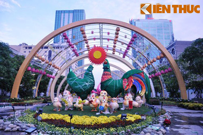 Đường hoa Nguyễn Huệ (TP HCM) đã vào giai đoạn nước rút, sẵn sàng cho lễ khai mạc, đón khách đến tham quan từ ngày 25/1 (28 Tết). Ngay khi bước vào cổng, linh vật đường hoa là đôi gà trống, mái (cao 3,5m và 2,8m) cùng 15 chú gà con, hình ảnh biểu trưng cho sự sum họp, sung túc.